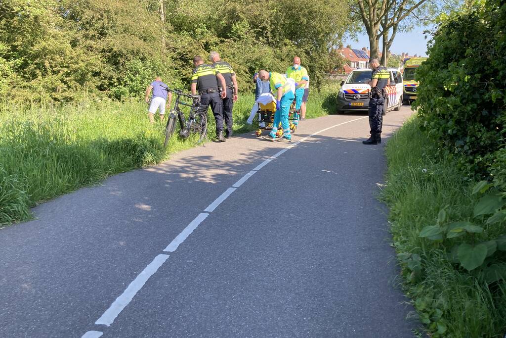 Vrouw gaat met fiets onderuit