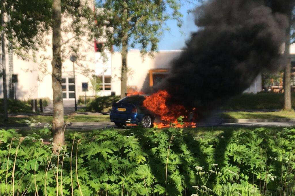 Personenauto brandt volledig uit