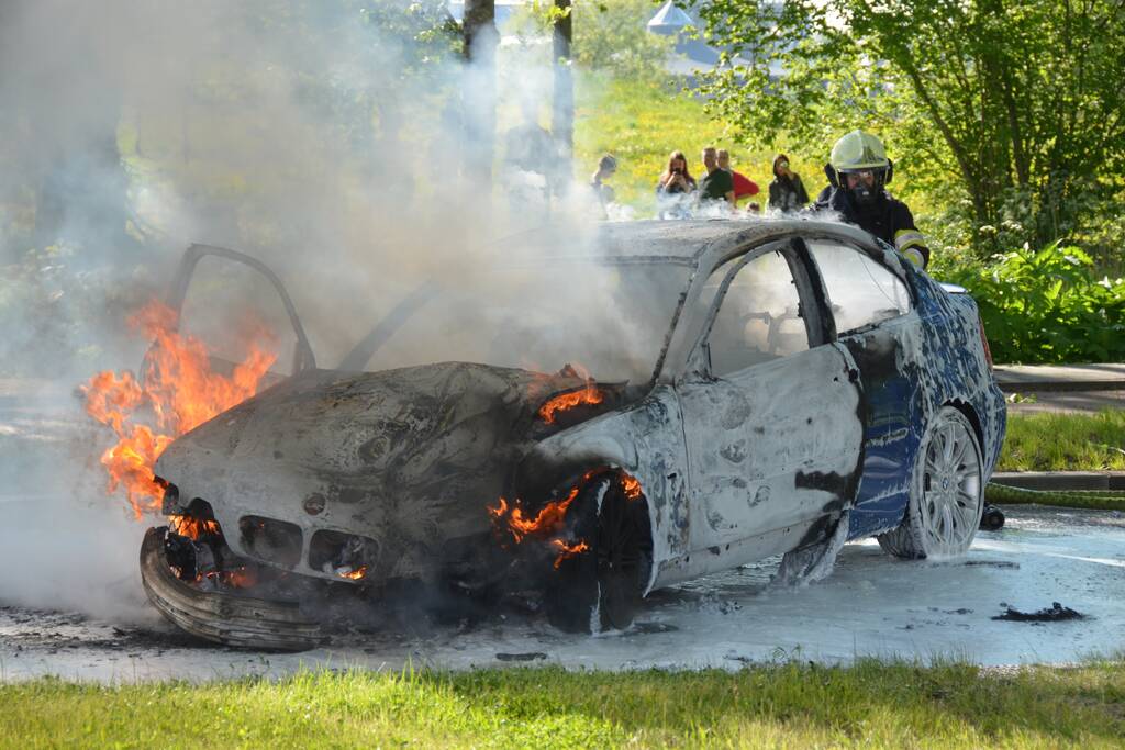 Personenauto brandt volledig uit
