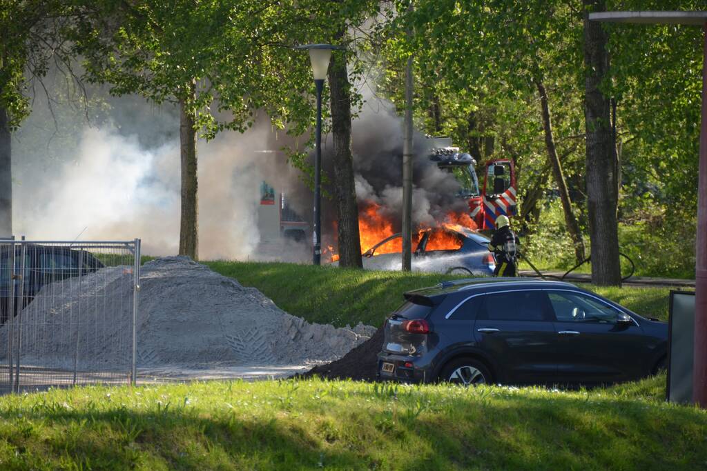Personenauto brandt volledig uit