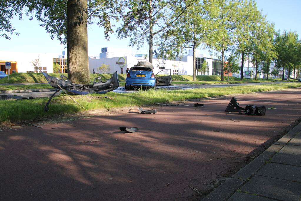 Personenauto brandt volledig uit