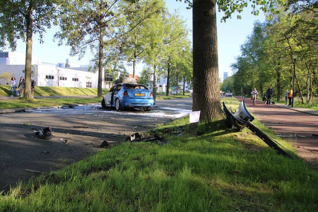 Personenauto brandt volledig uit