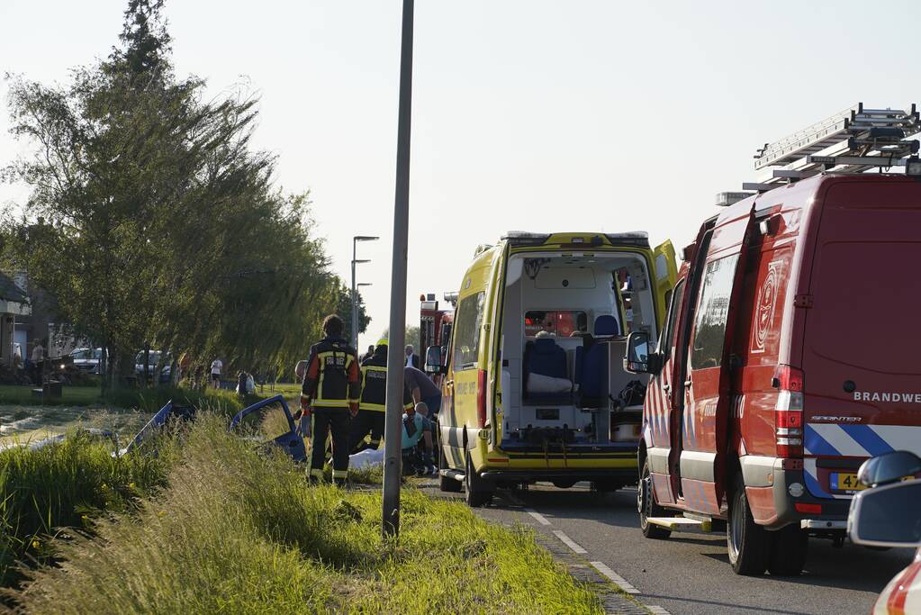 Zwaargewonde bij ongeval met auto in sloot