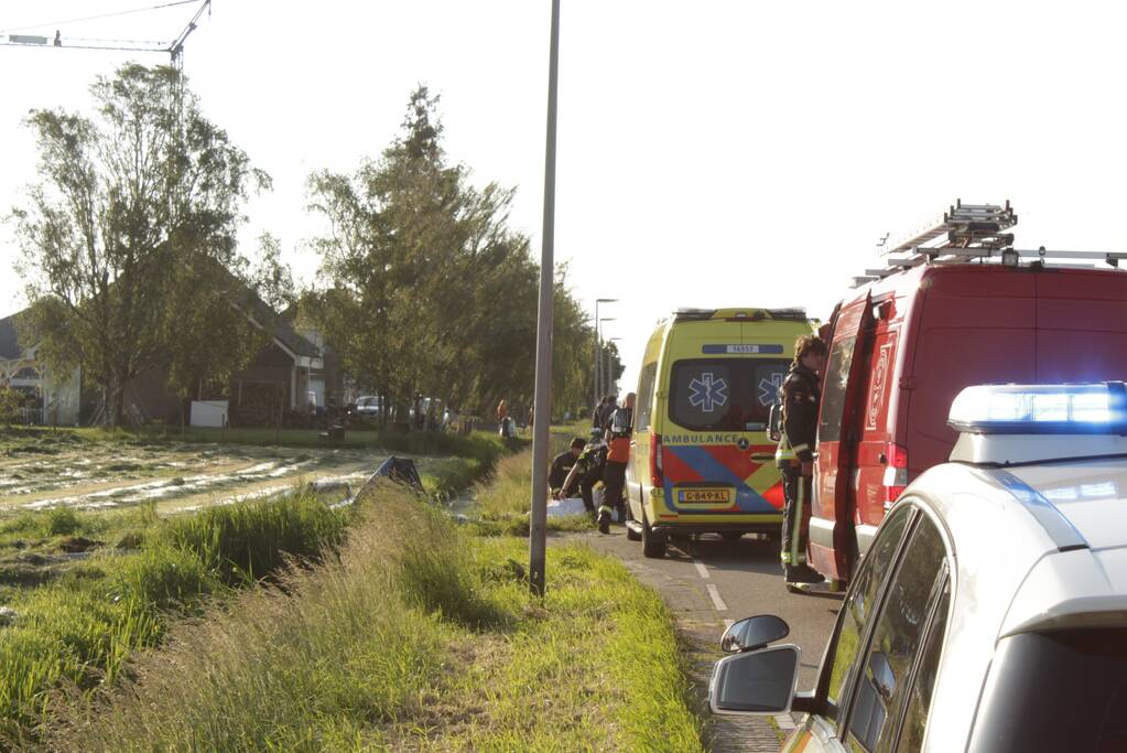 Zwaargewonde bij ongeval met auto in sloot