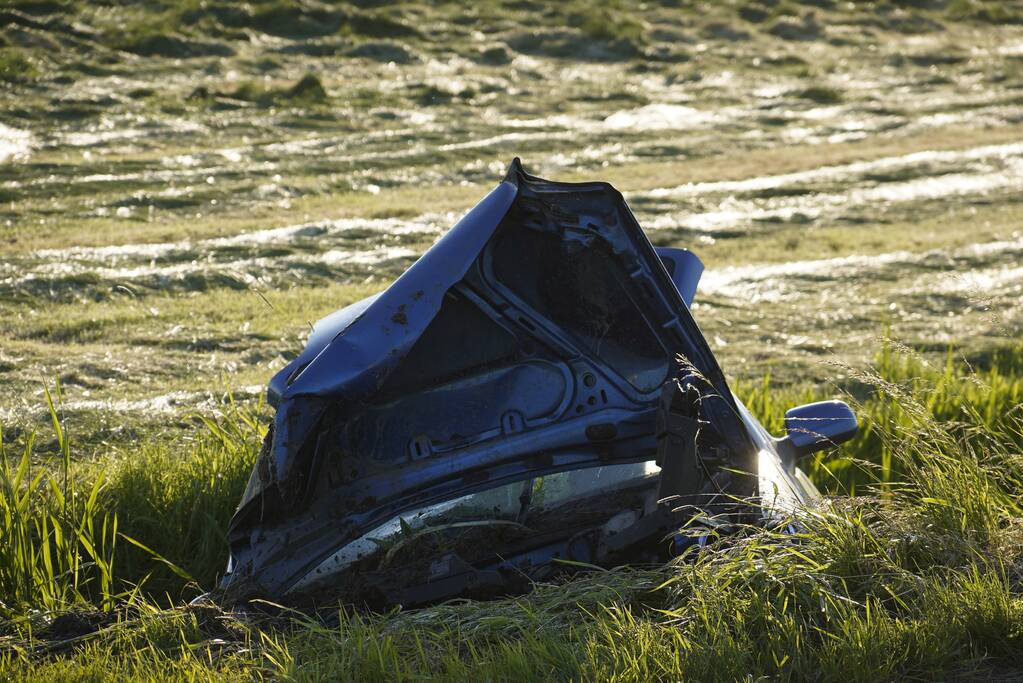 Zwaargewonde bij ongeval met auto in sloot