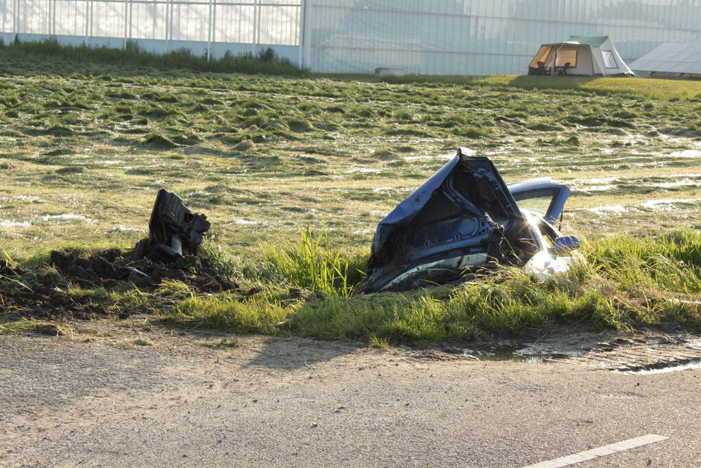 Zwaargewonde bij ongeval met auto in sloot
