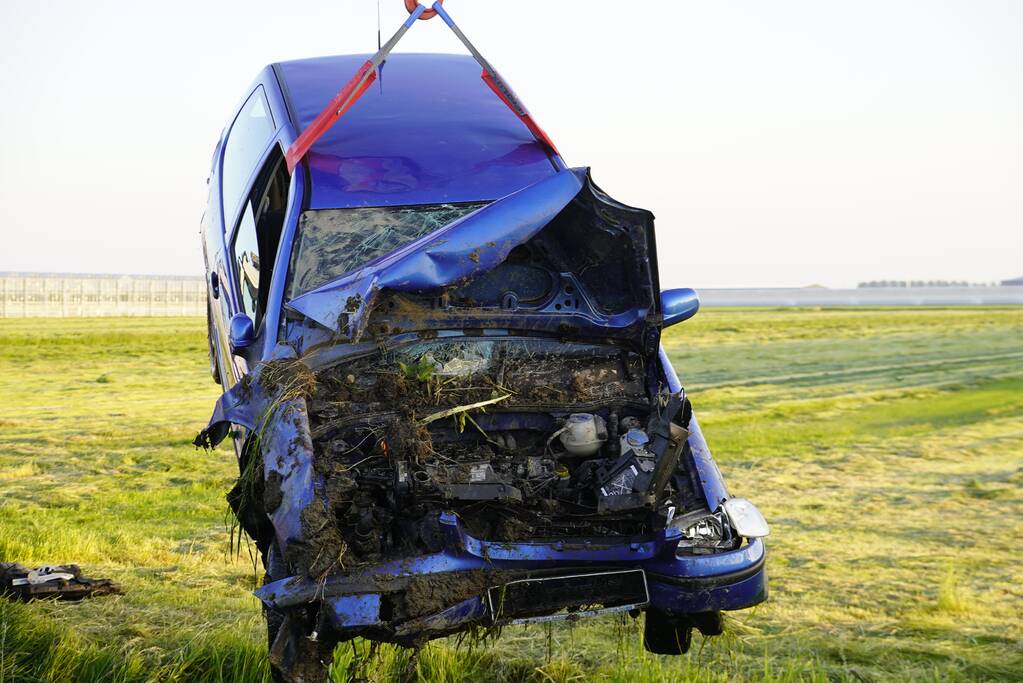 Zwaargewonde bij ongeval met auto in sloot