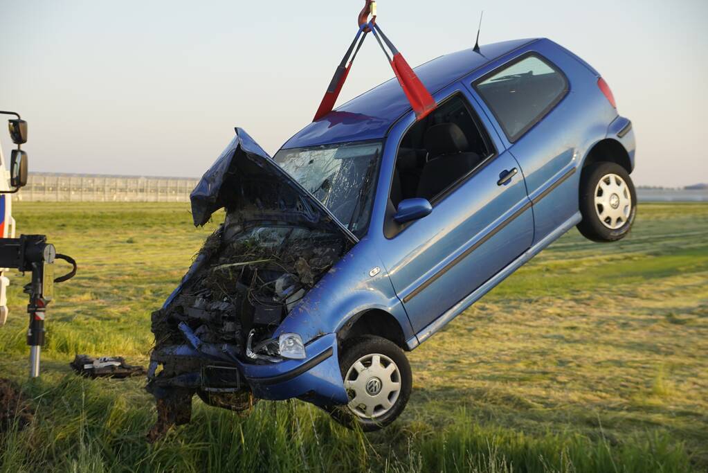 Zwaargewonde bij ongeval met auto in sloot