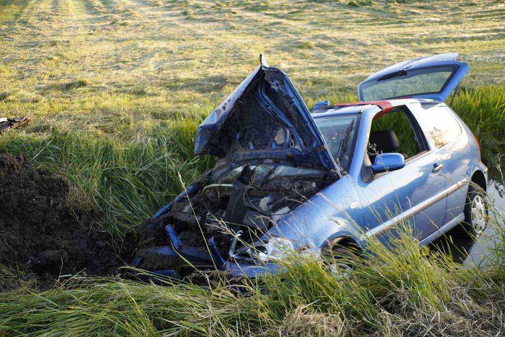 Zwaargewonde bij ongeval met auto in sloot