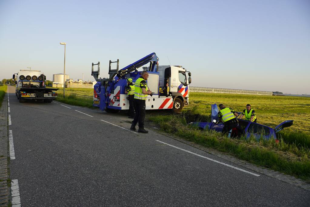 Zwaargewonde bij ongeval met auto in sloot