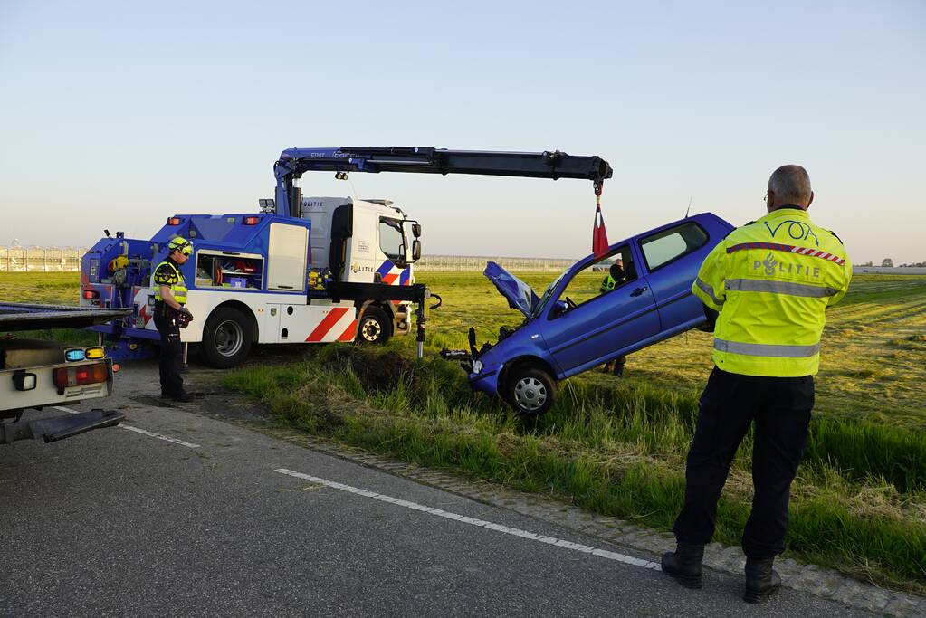 Zwaargewonde bij ongeval met auto in sloot