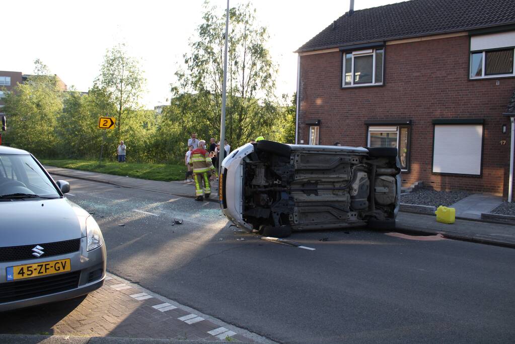 Auto op zijn kant na botsing