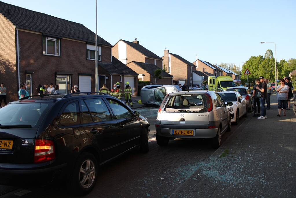 Auto op zijn kant na botsing