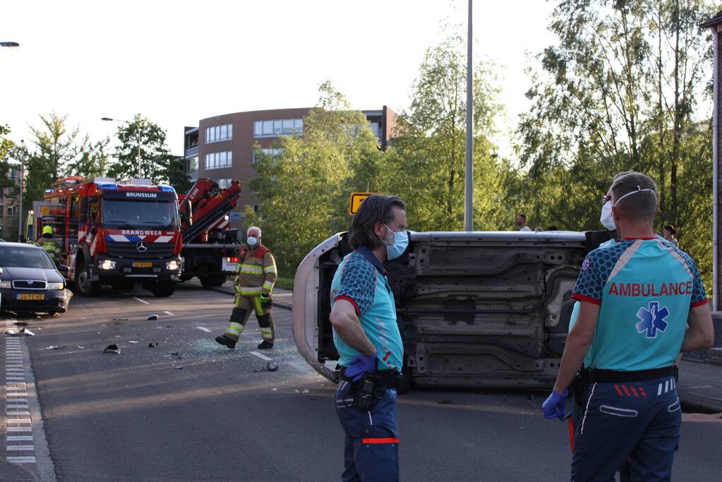 Auto op zijn kant na botsing