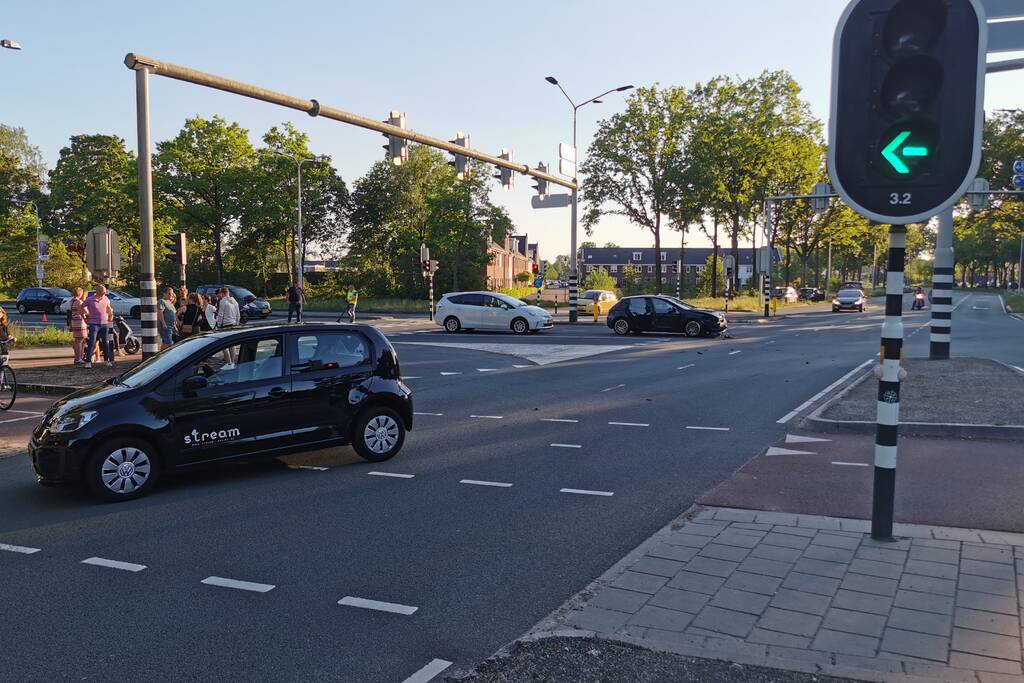 Twee personenwagens botsen op kruising