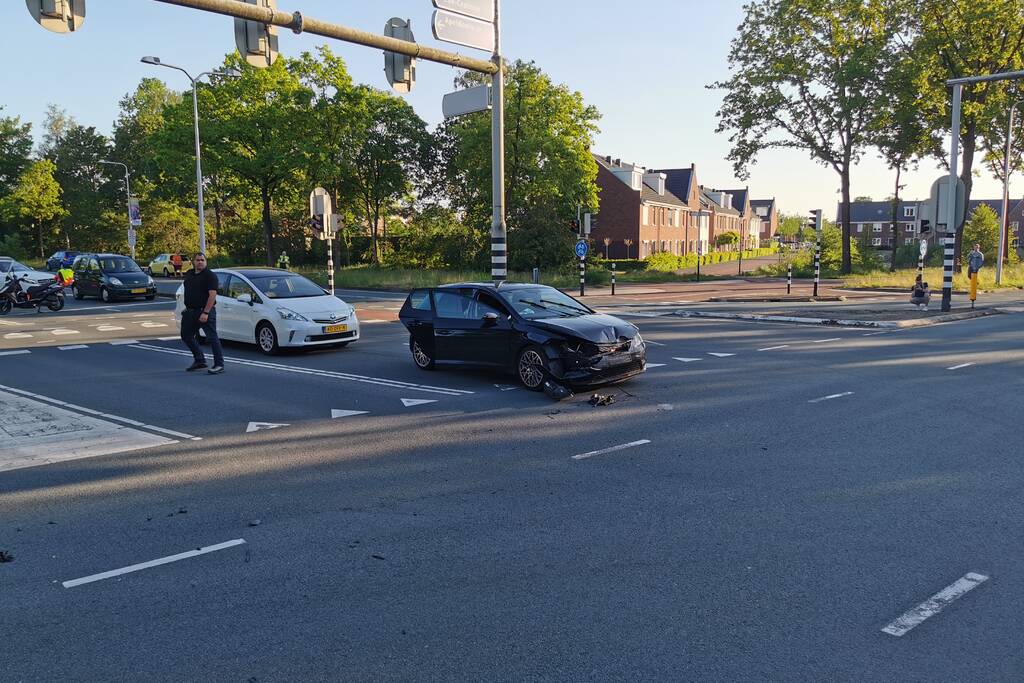 Twee personenwagens botsen op kruising