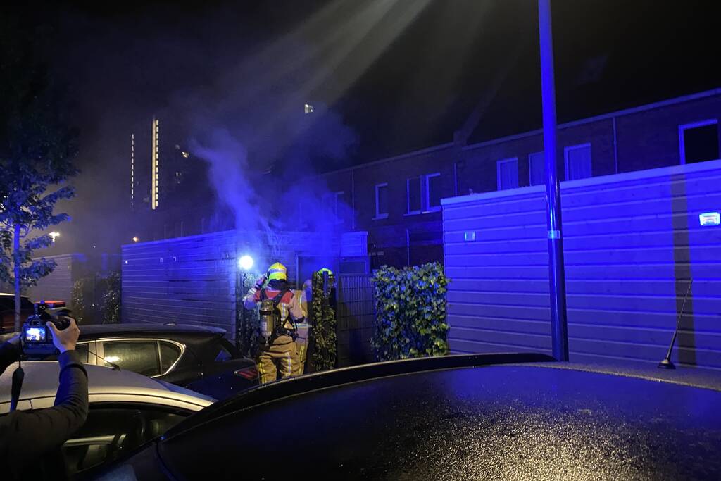 Brand in schuur naast rijtjeswoning