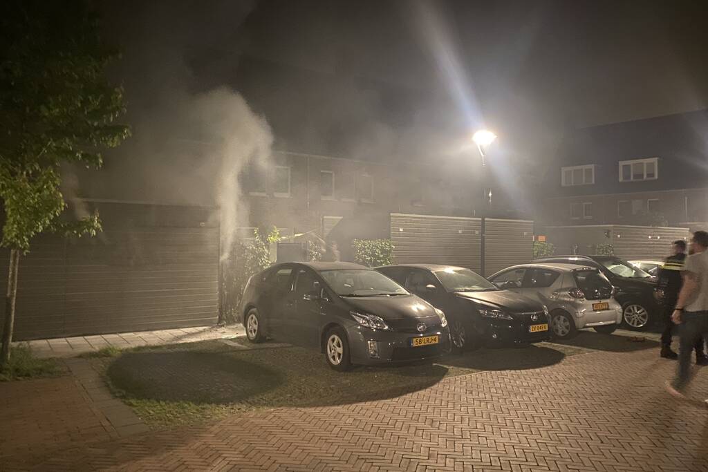Brand in schuur naast rijtjeswoning