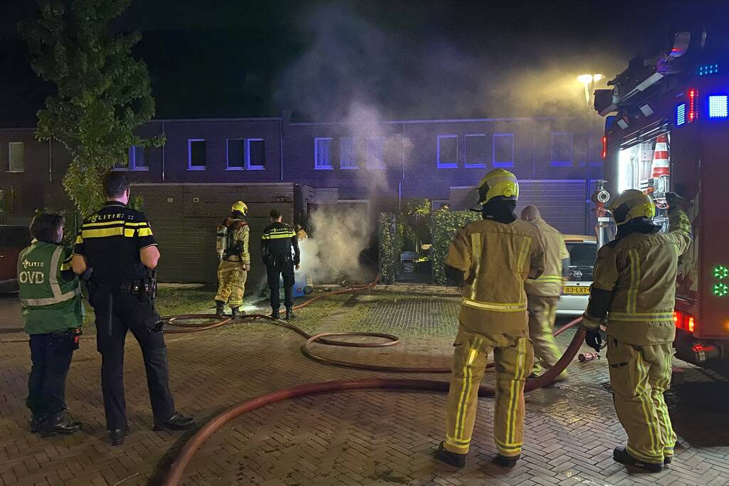 Brand in schuur naast rijtjeswoning