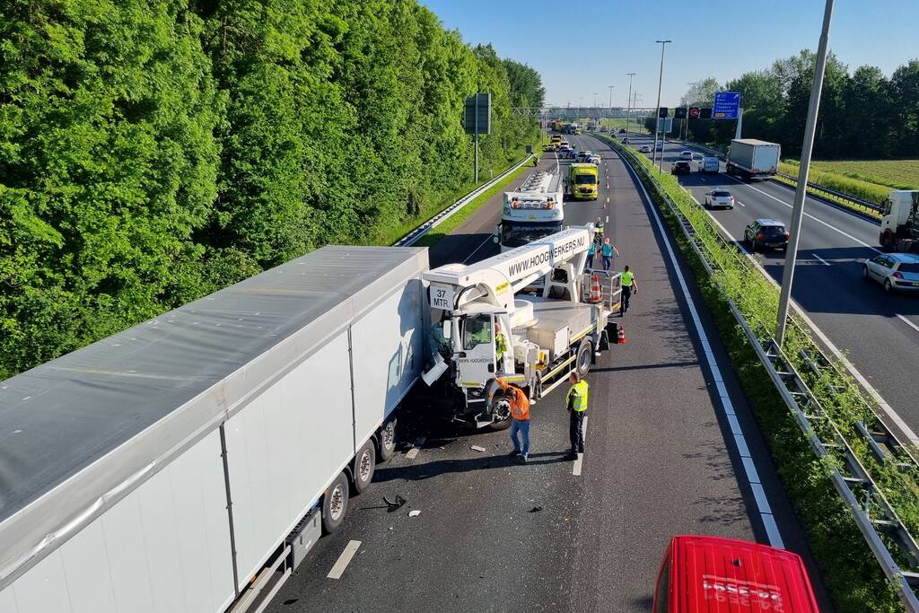 Meerdere vrachtwagens betrokken bij kop-staart botsing