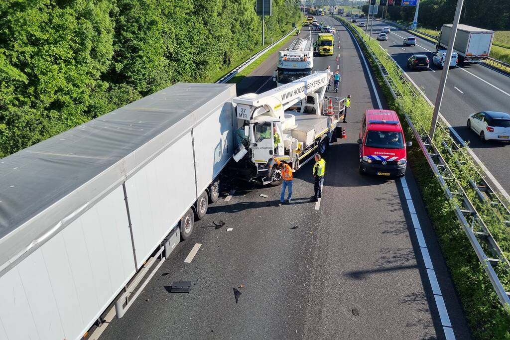 Meerdere vrachtwagens betrokken bij kop-staart botsing
