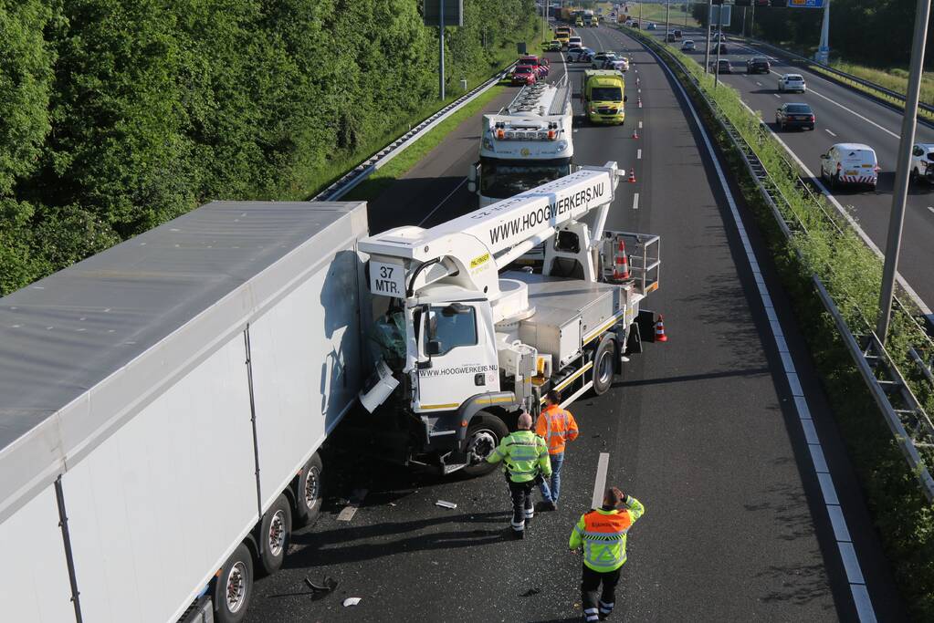 Meerdere vrachtwagens betrokken bij kop-staart botsing