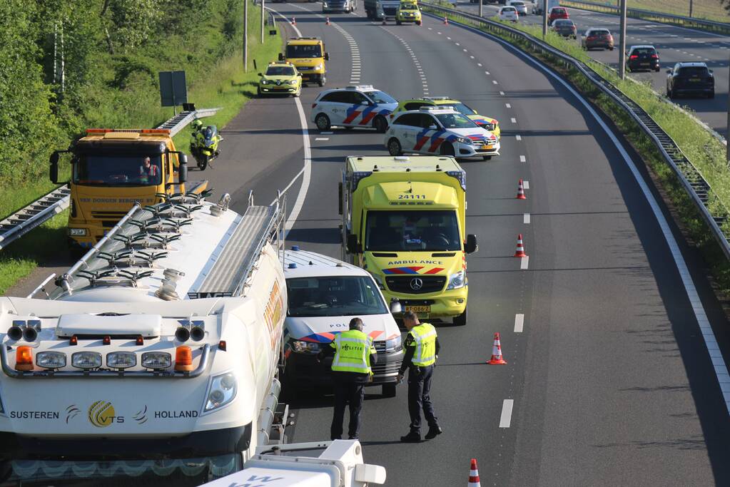 Meerdere vrachtwagens betrokken bij kop-staart botsing