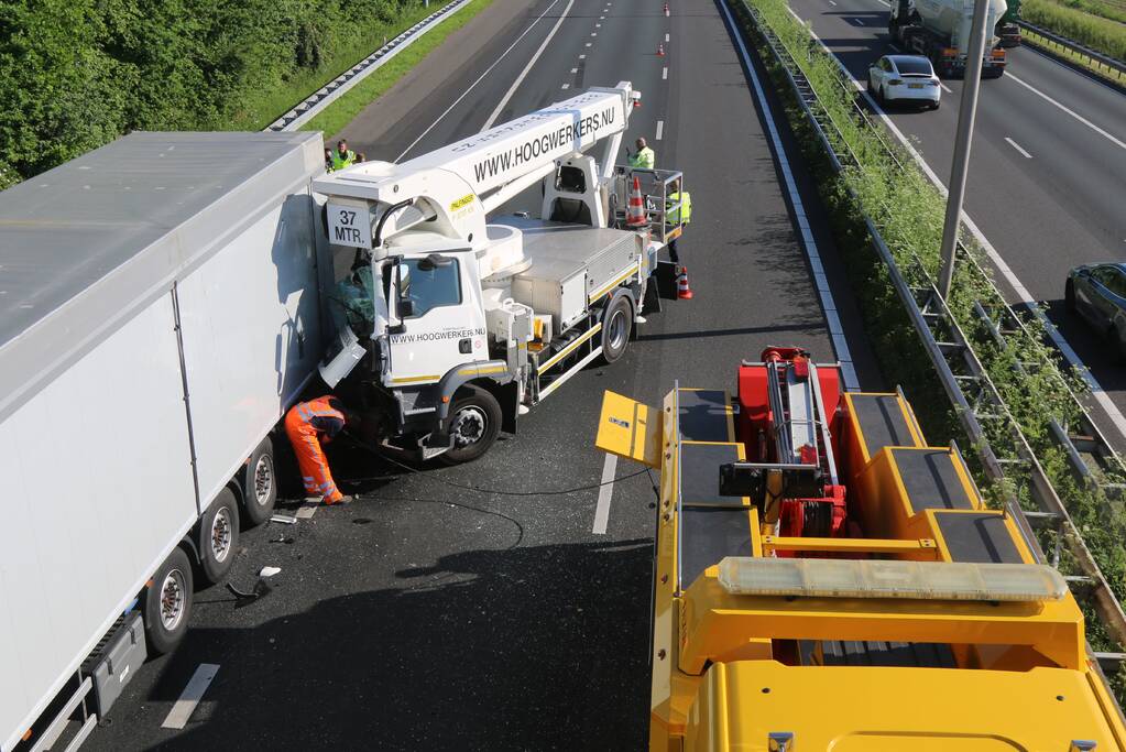 Meerdere vrachtwagens betrokken bij kop-staart botsing