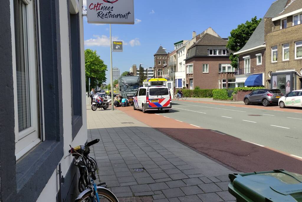 Fietser zwaargewond bij aanrijding met vrachtwagen