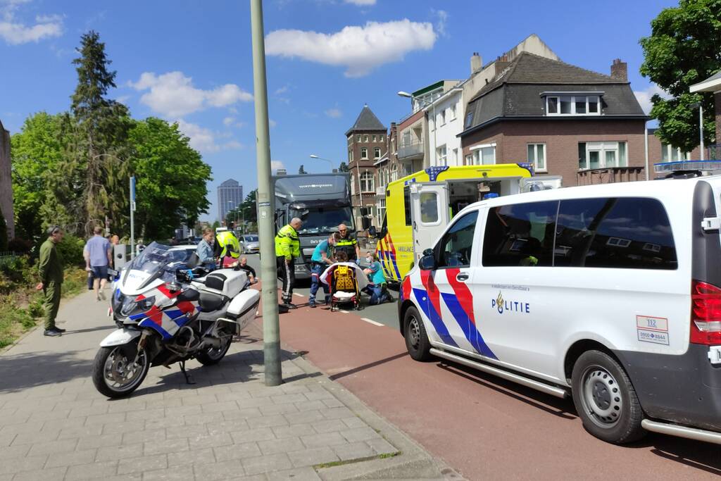 Fietser zwaargewond bij aanrijding met vrachtwagen