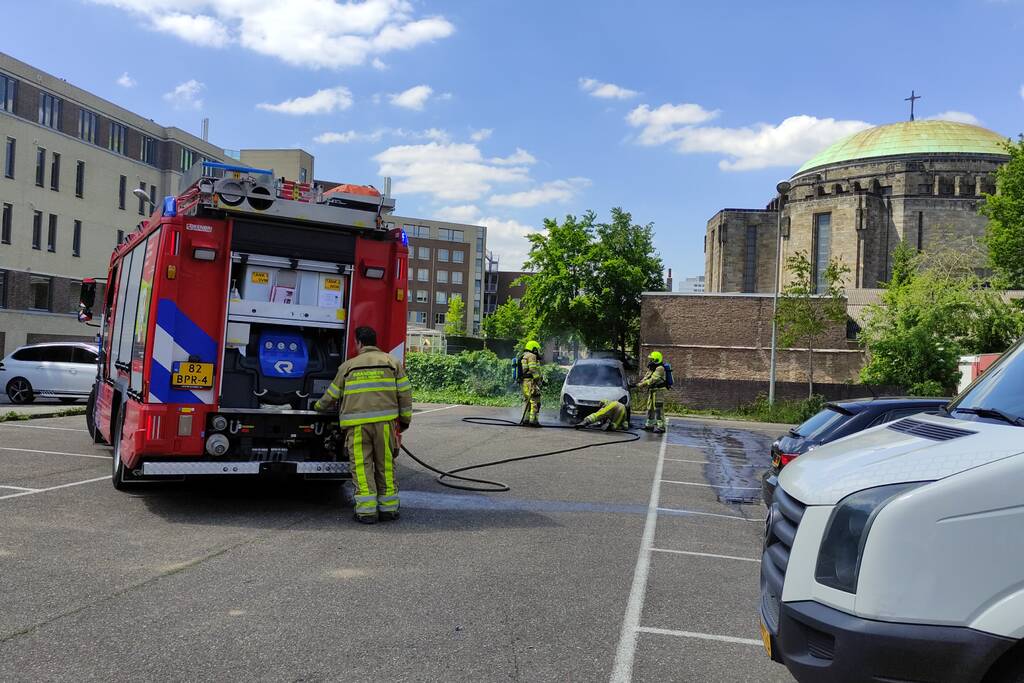 Auto volledig uitgebrand op parkeerplaats