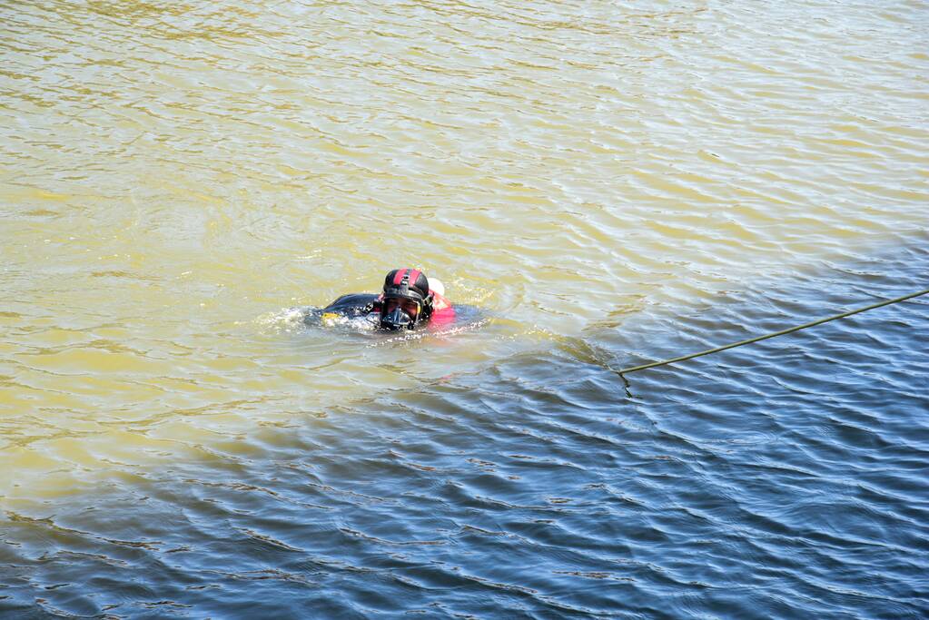Persoon valt in water bij sluizen