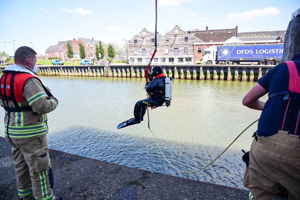 Persoon valt in water bij sluizen