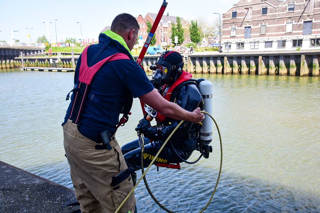 Persoon valt in water bij sluizen