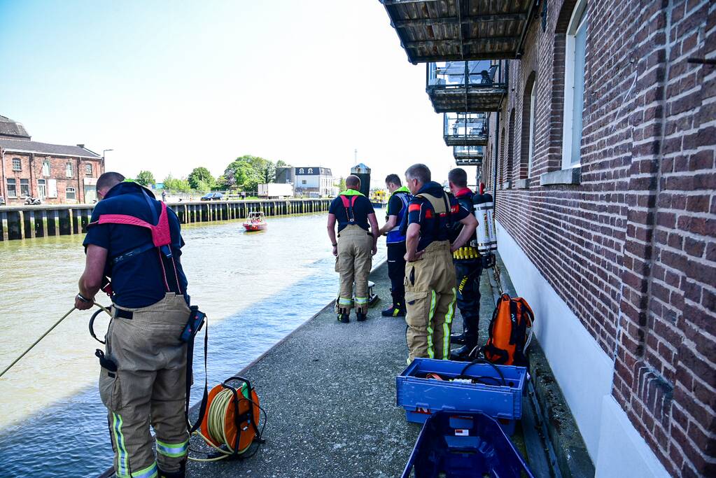 Persoon valt in water bij sluizen