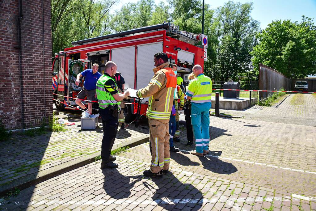 Persoon valt in water bij sluizen