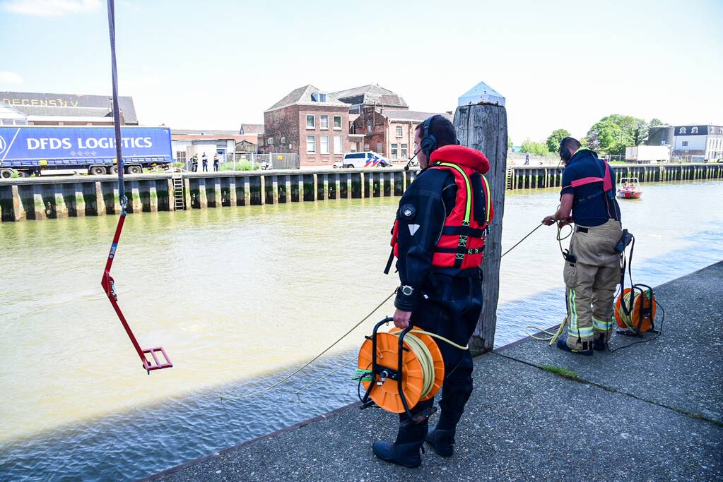 Persoon valt in water bij sluizen