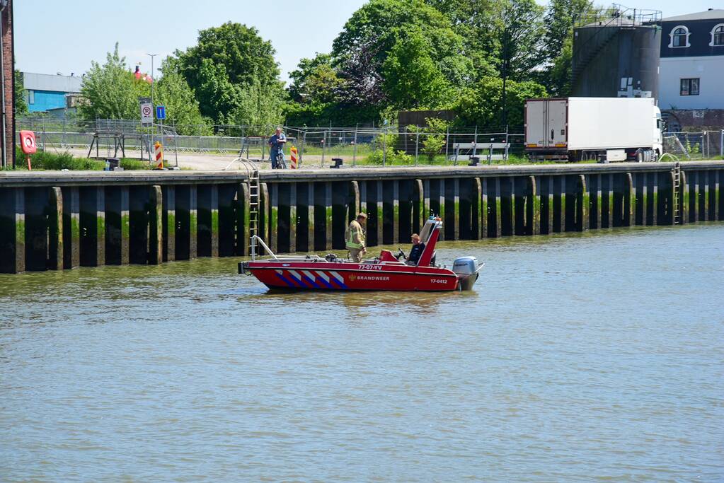 Persoon valt in water bij sluizen