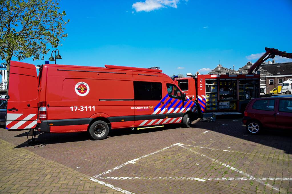 Persoon valt in water bij sluizen