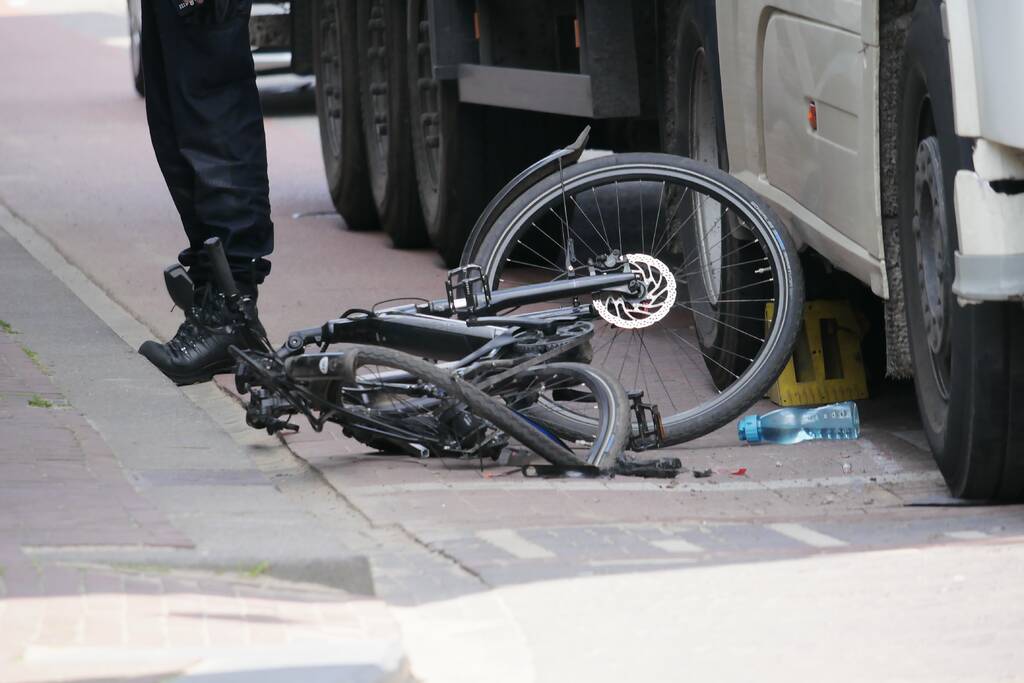 Fietser ernstig gewond bij aanrijding met vrachtwagen