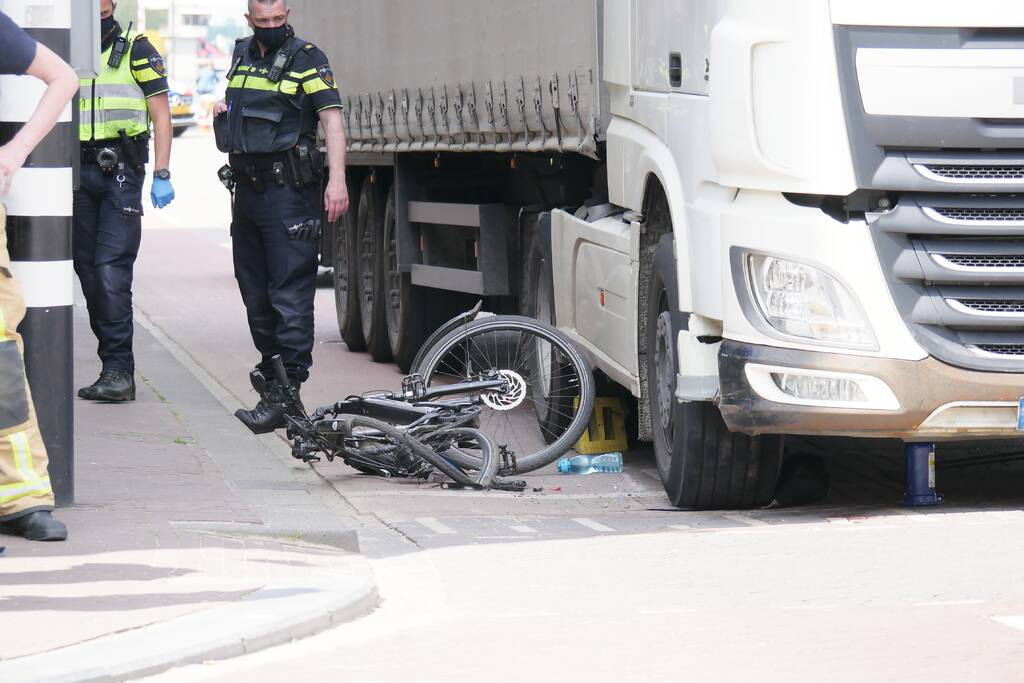 Fietser ernstig gewond bij aanrijding met vrachtwagen
