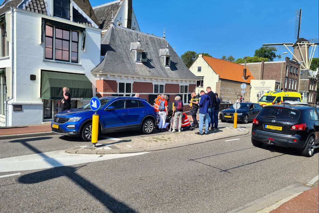 Maaltijdbezorgster op brommer botst op personenauto
