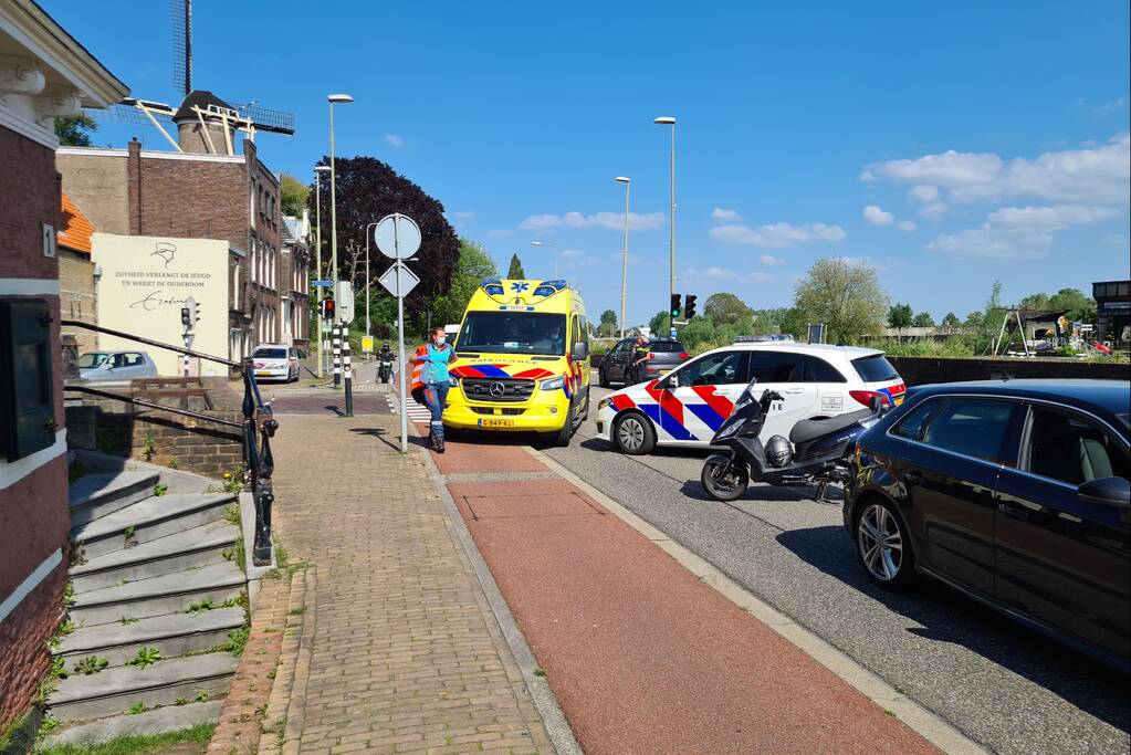 Maaltijdbezorgster op brommer botst op personenauto