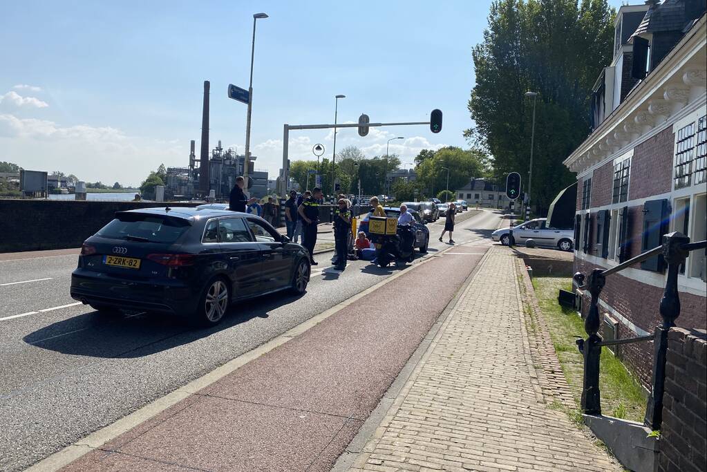 Maaltijdbezorgster op brommer botst op personenauto