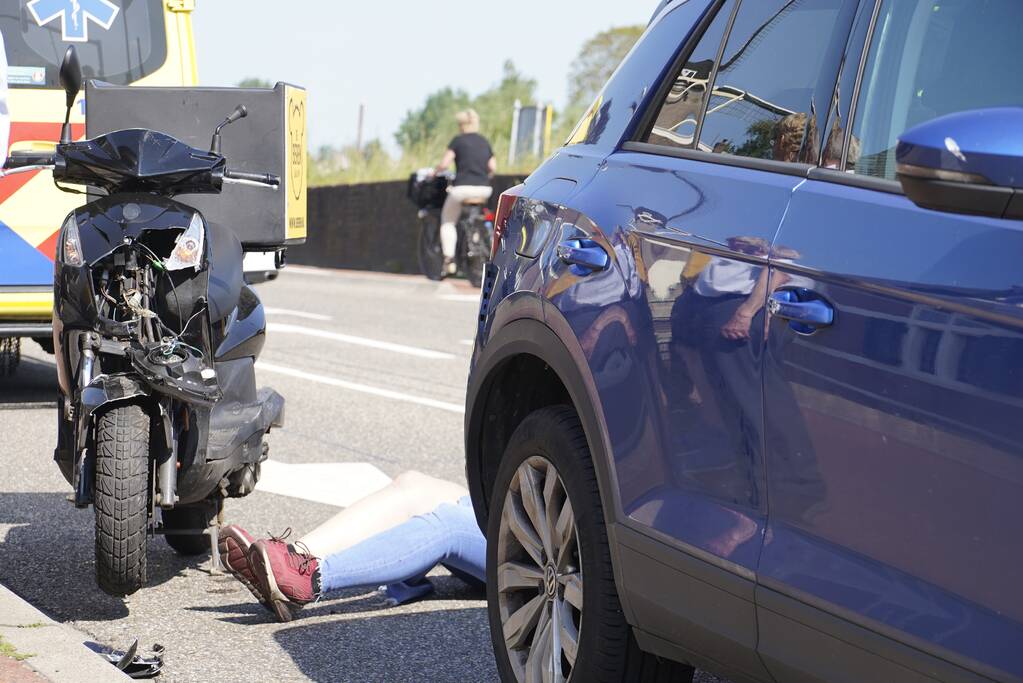 Maaltijdbezorgster op brommer botst op personenauto