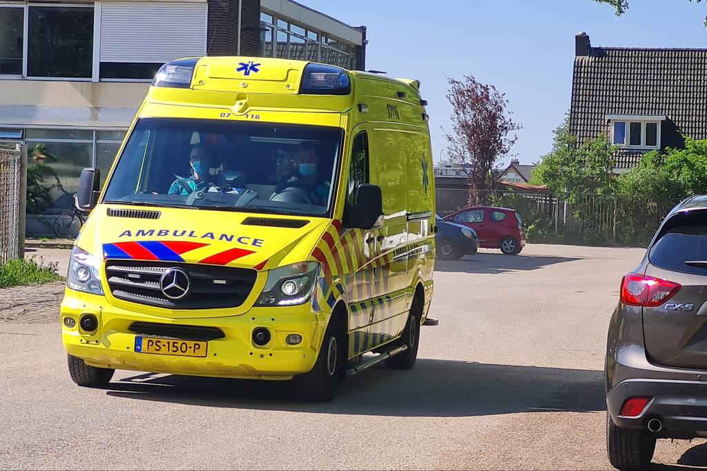 Scooterrijder botst achterop wandelaars