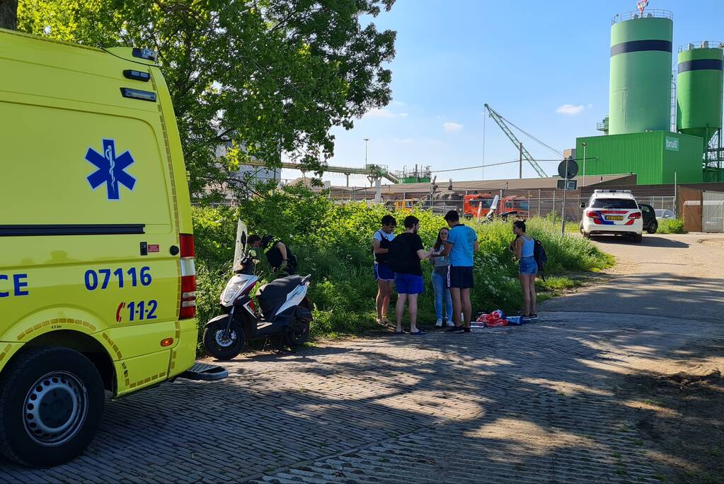Scooterrijder botst achterop wandelaars