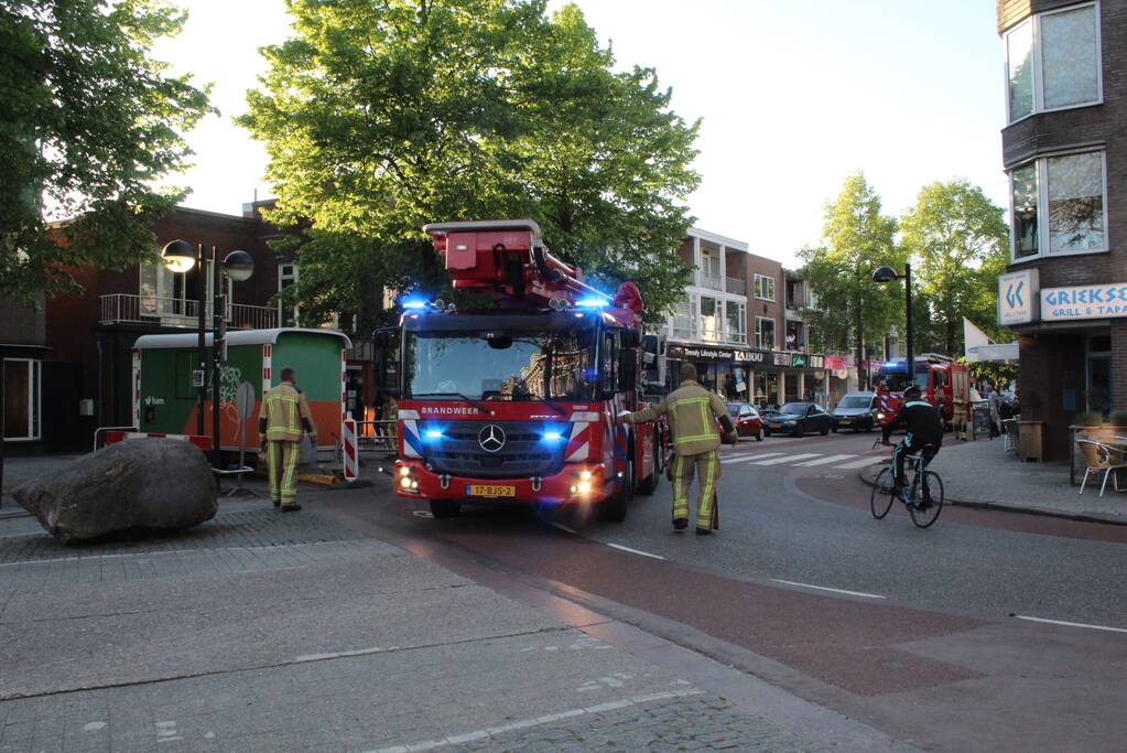 Gevaarlijk hangende tak verwijderd