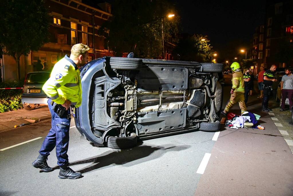 Personenauto belandt op zijkant