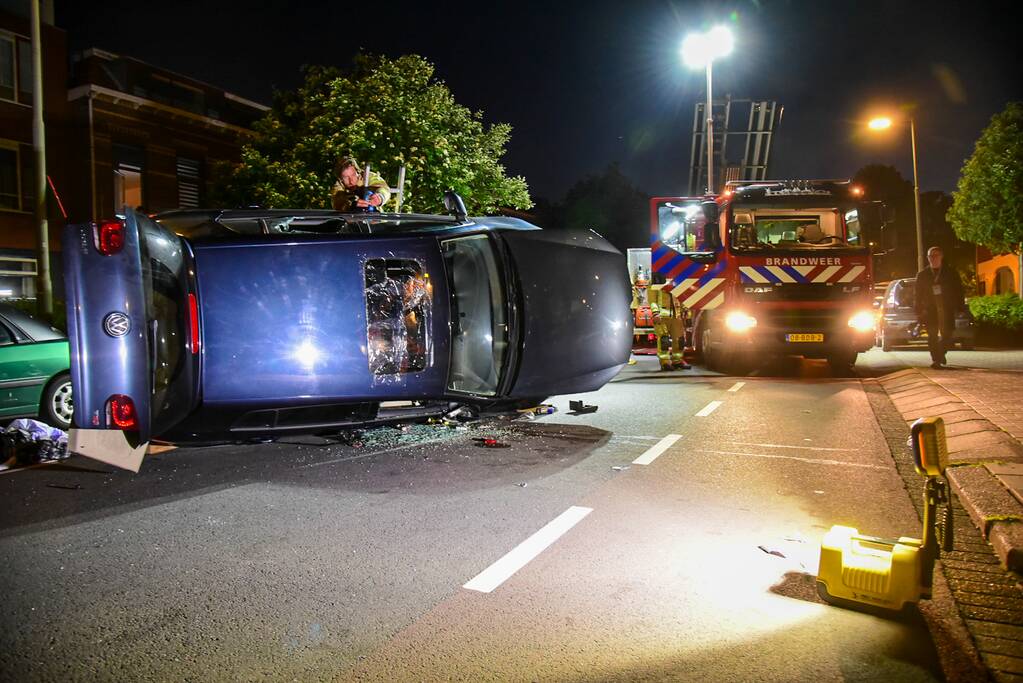 Personenauto belandt op zijkant